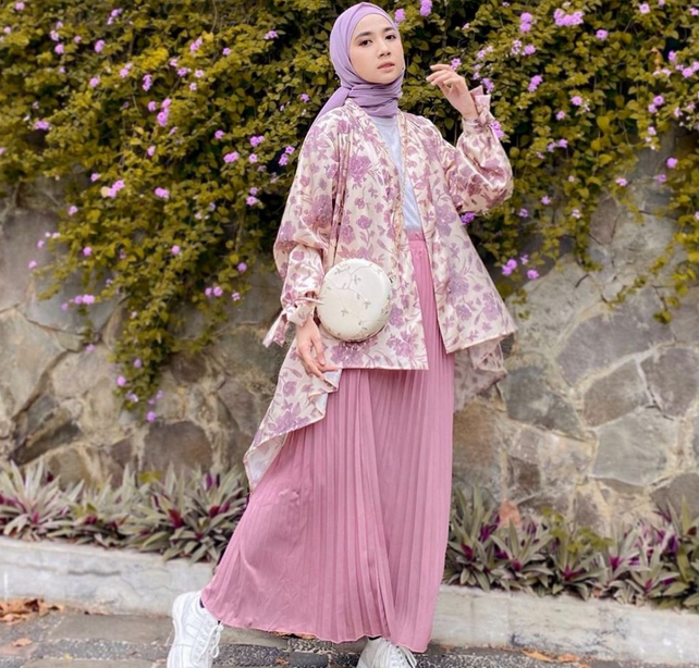 10 Inspirasi Mix and Match Outfit Lilac Tone yang Sedang Hits