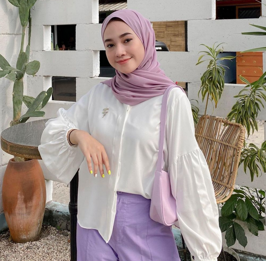 10 Inspirasi Mix and Match Outfit Lilac Tone yang Sedang Hits