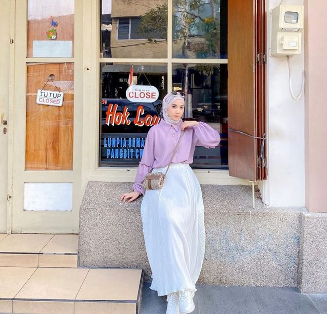 10 Inspirasi Mix and Match Outfit Lilac Tone yang Sedang Hits