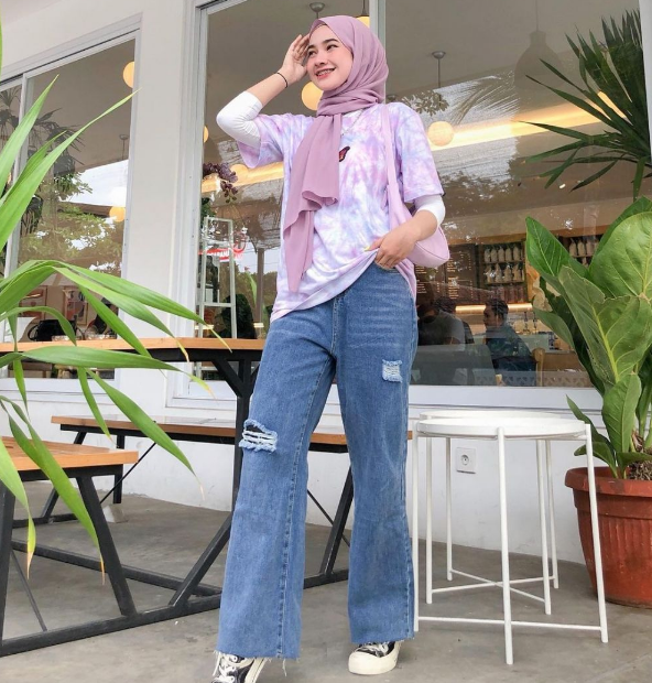 10 Inspirasi Mix and Match Outfit Lilac Tone yang Sedang Hits