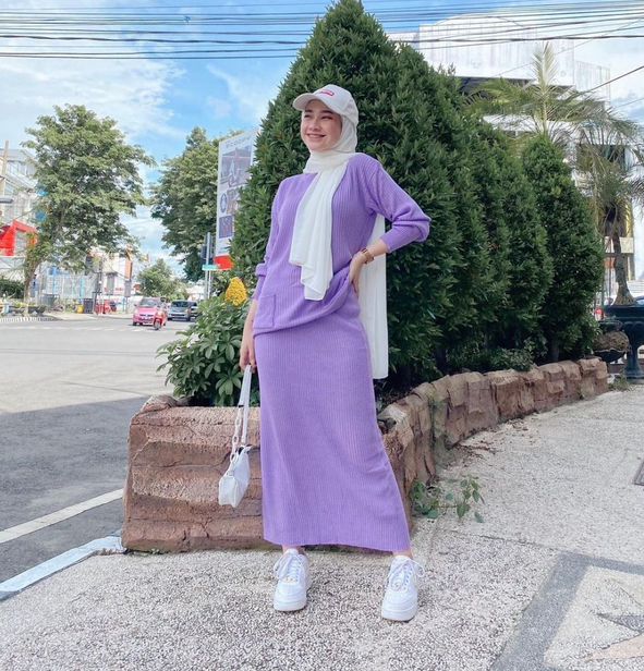 10 Inspirasi Mix and Match Outfit Lilac Tone yang Sedang Hits