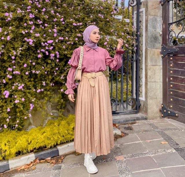 10 Inspirasi Mix and Match Outfit Lilac Tone yang Sedang Hits