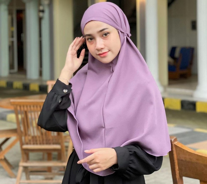 10 Inspirasi Mix and Match Outfit Lilac Tone yang Sedang Hits