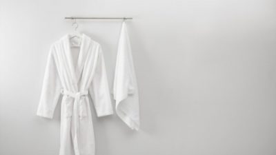 15 Rekomendasi Bathrobes, Jubah Mandi yang Nyaman dengan Harga Terjangkau!