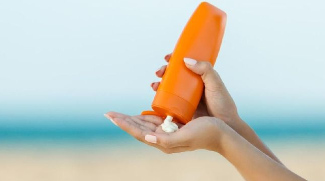 Ketahui Perbedaan Sunscreen dan Sunblock Sebelum Menggunakannya