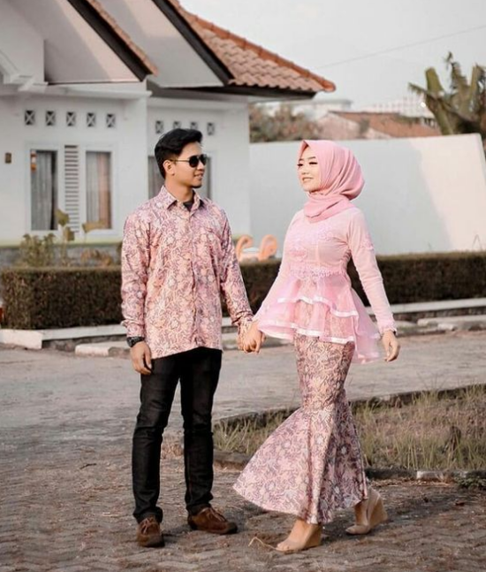 20 Model Baju Batik Couple Terbaru, Bikin Terlihat Kompak!