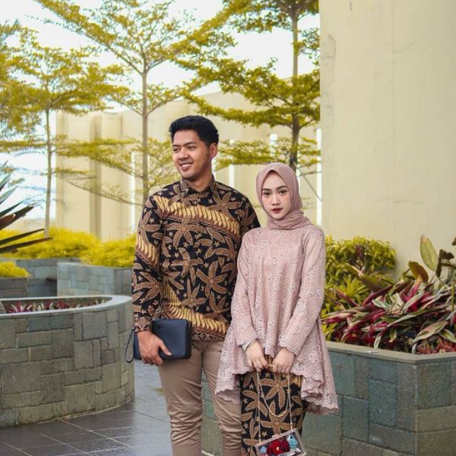 20 Model Baju Batik Couple Terbaru, Bikin Terlihat Kompak!