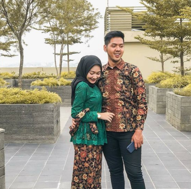 20 Model Baju Batik Couple Terbaru, Bikin Terlihat Kompak!