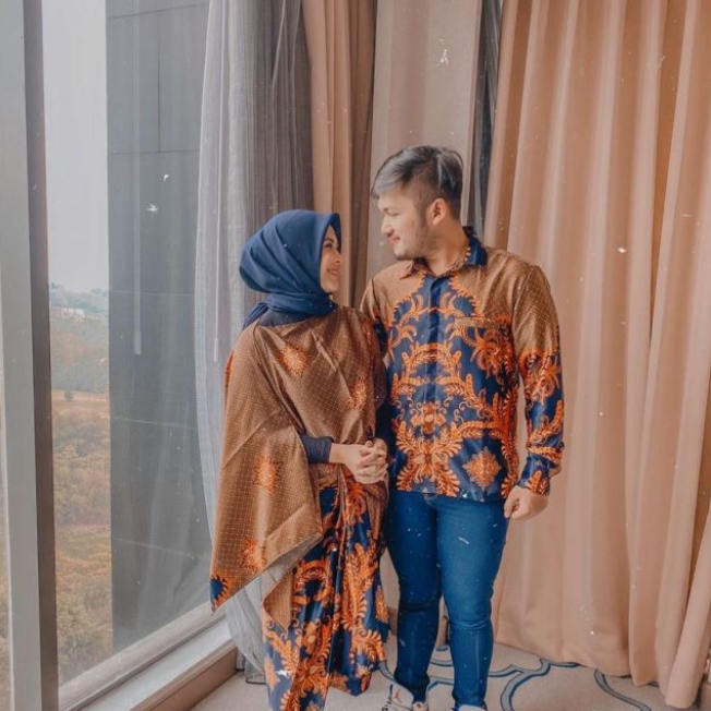 20 Model Baju Batik Couple Terbaru, Bikin Terlihat Kompak!