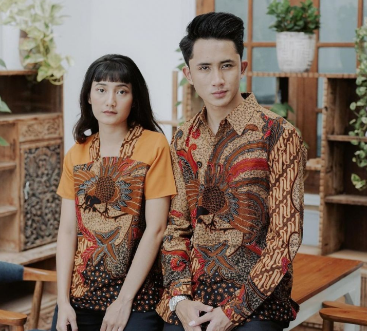 20 Model Baju Batik Couple Terbaru, Bikin Terlihat Kompak!