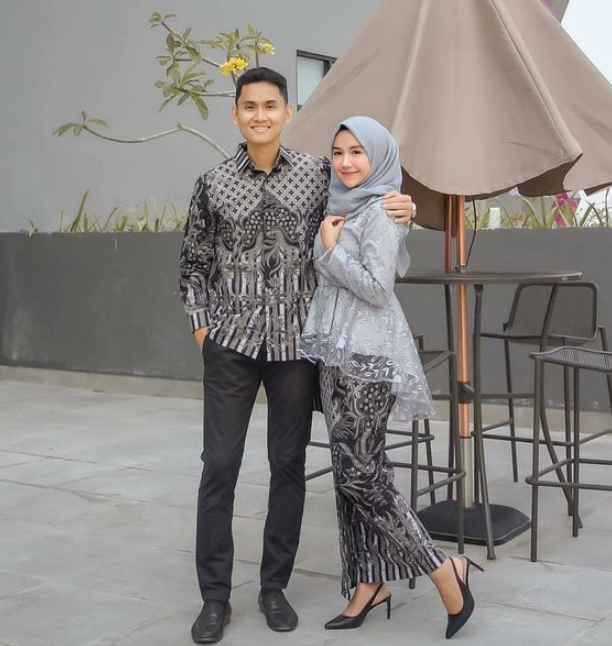 20 Model Baju Batik Couple Terbaru, Bikin Terlihat Kompak!