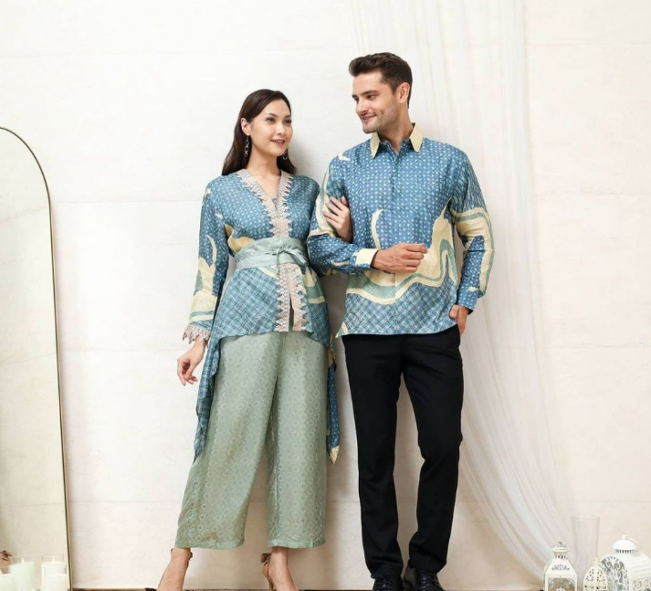 20 Model Baju Batik Couple Terbaru, Bikin Terlihat Kompak!