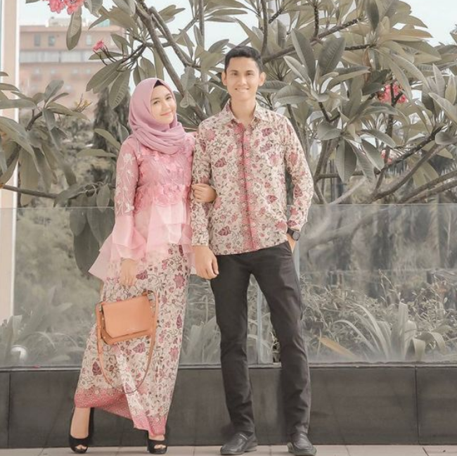 20 Model Baju Batik Couple Terbaru, Bikin Terlihat Kompak!