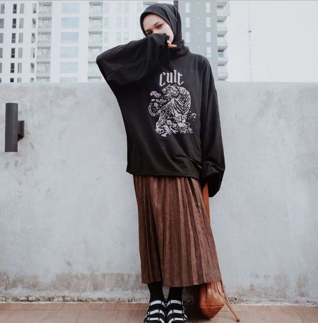 12 Inspirasi Padu Padan Hoodie untuk Wanita Berhijab