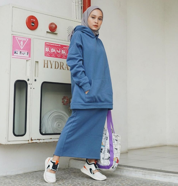 12 Inspirasi Padu Padan Hoodie untuk Wanita Berhijab