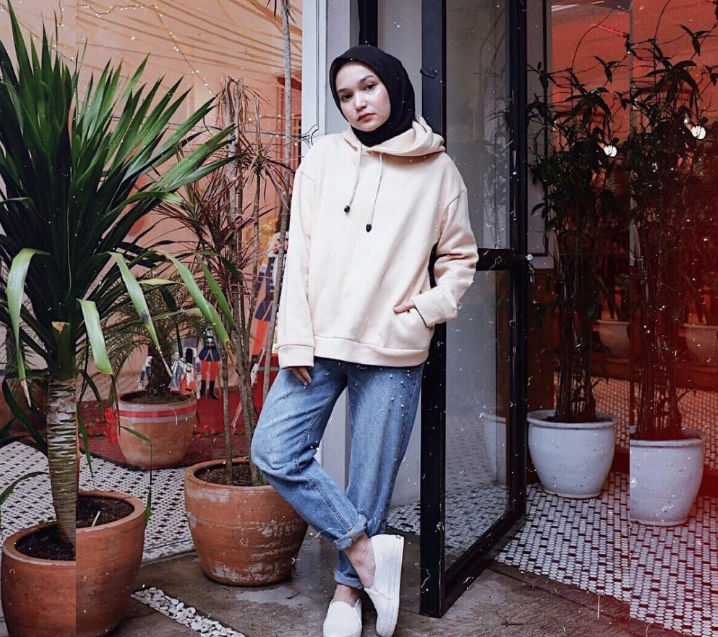 12 Inspirasi Padu Padan Hoodie untuk Wanita Berhijab