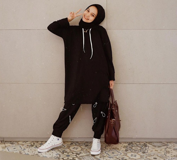 12 Inspirasi Padu Padan Hoodie untuk Wanita Berhijab