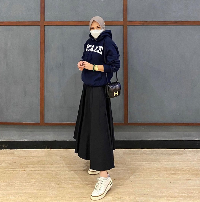 12 Inspirasi Padu Padan Hoodie untuk Wanita Berhijab