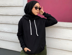 12 Inspirasi Padu Padan Hoodie untuk Wanita Berhijab