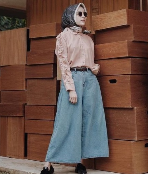 25 Inspirasi OOTD Kulot Jeans untuk Wanita Berhijab