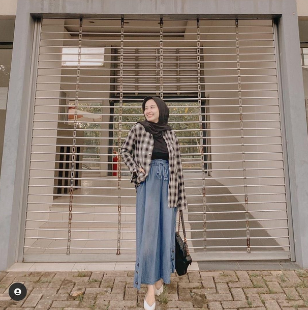 25 Inspirasi OOTD Kulot Jeans untuk Wanita Berhijab