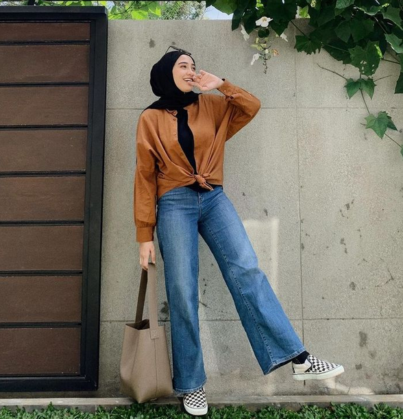 25 Inspirasi OOTD Kulot Jeans untuk Wanita Berhijab