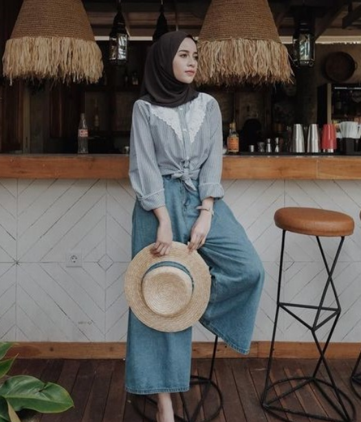 25 Inspirasi OOTD Kulot Jeans untuk Wanita Berhijab