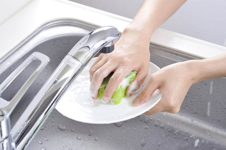 6 Cara Membuat Sabun Cuci Piring Organik yang Aman dan Ramah Lingkungan