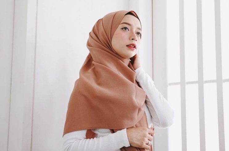 5 Tutorial Hijab Pashmina Menutup Dada, Mudah Dicoba!