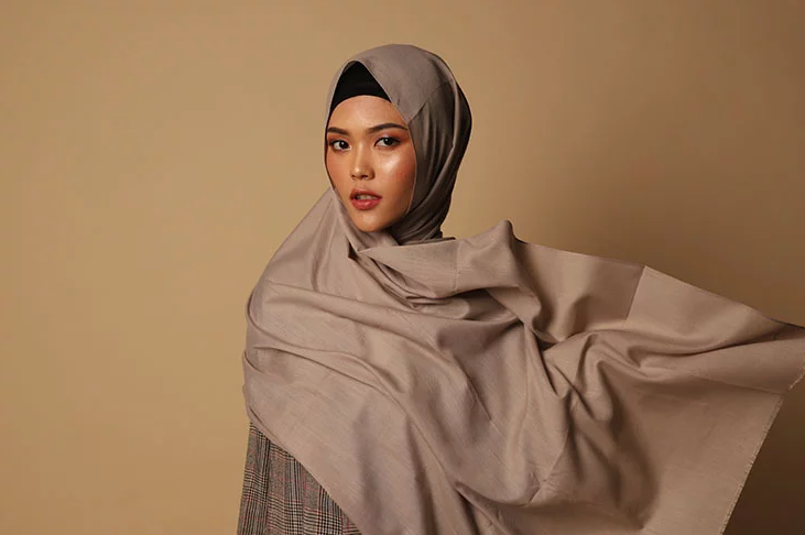 5 Tutorial Hijab Pashmina Menutup Dada, Mudah Dicoba!