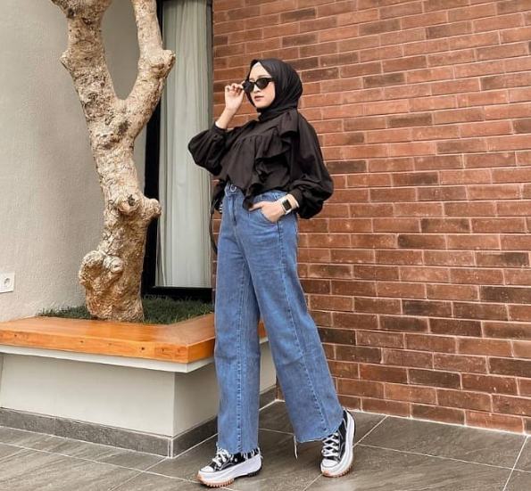 Tips Padu Padan Baggy Jeans untuk Wanita Bertubuh Mungil