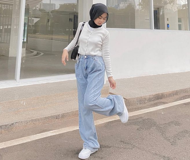 Tips Padu Padan Baggy Jeans untuk Wanita Bertubuh Mungil