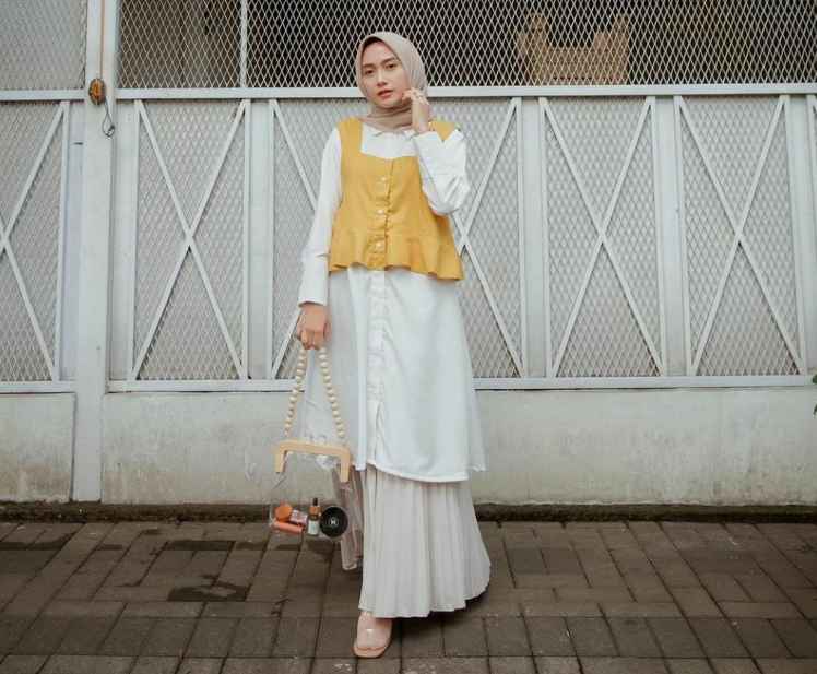 8 Padu Padan Crop Top untuk Wanita Berhijab, Bikin Kamu Lebih Modis!