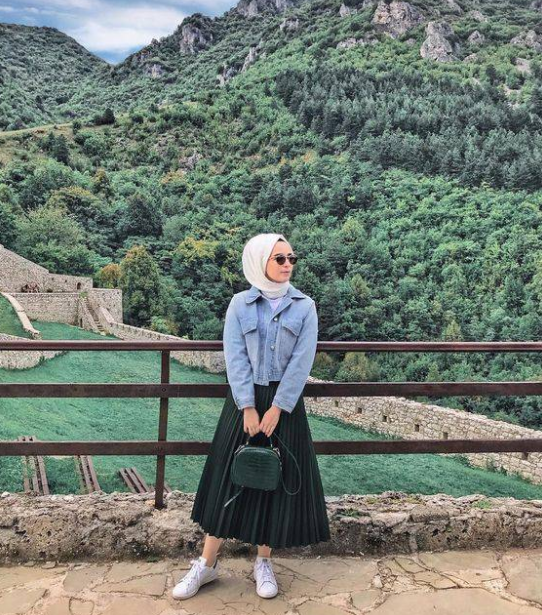 10 Inspirasi Padu Padan Dress dan Sneakers, Bikin Tampilanmu Berbeda!