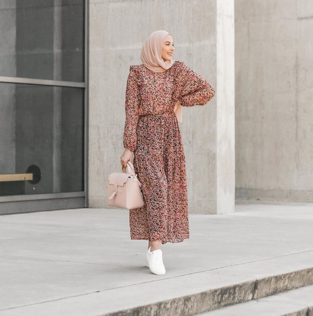 10 Inspirasi Padu Padan Dress dan Sneakers, Bikin Tampilanmu Berbeda!