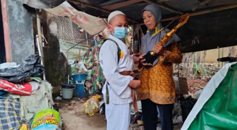 Kisah Haru, Seorang Ibu Mengayuh Sepeda Demi Menemani Anaknya Olimpiade