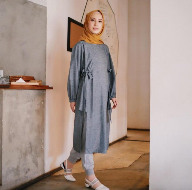 Ide OOTD Tunik untuk Wanita Bertubuh Mungil