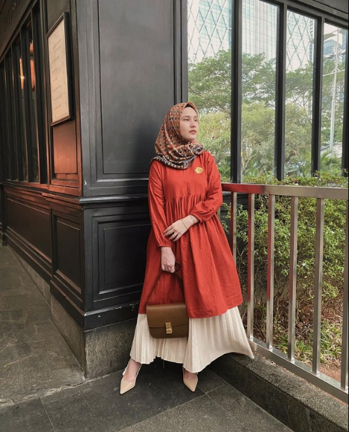 Ide OOTD Tunik untuk Wanita Bertubuh Mungil