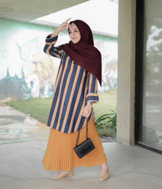 Ide OOTD Tunik untuk Wanita Bertubuh Mungil