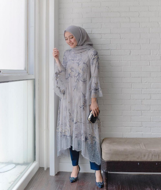 Ide OOTD Tunik untuk Wanita Bertubuh Mungil