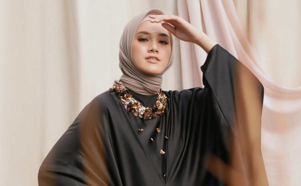 10 Warna Hijab yang Cocok Dipadukan dengan Baju Hitam