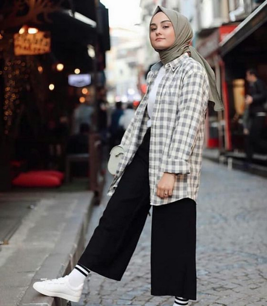 8 Gaya OOTD Kemeja Flanel untuk Wanita Berhijab