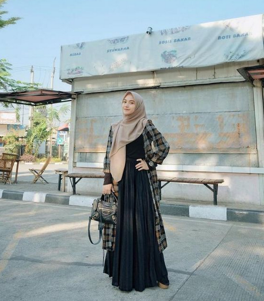 8 Gaya OOTD Kemeja Flanel untuk Wanita Berhijab