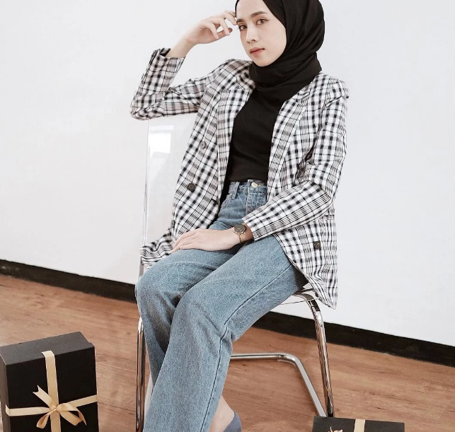 8 Gaya OOTD Kemeja Flanel untuk Wanita Berhijab