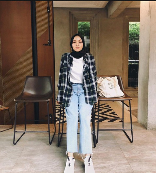 8 Gaya OOTD Kemeja Flanel untuk Wanita Berhijab