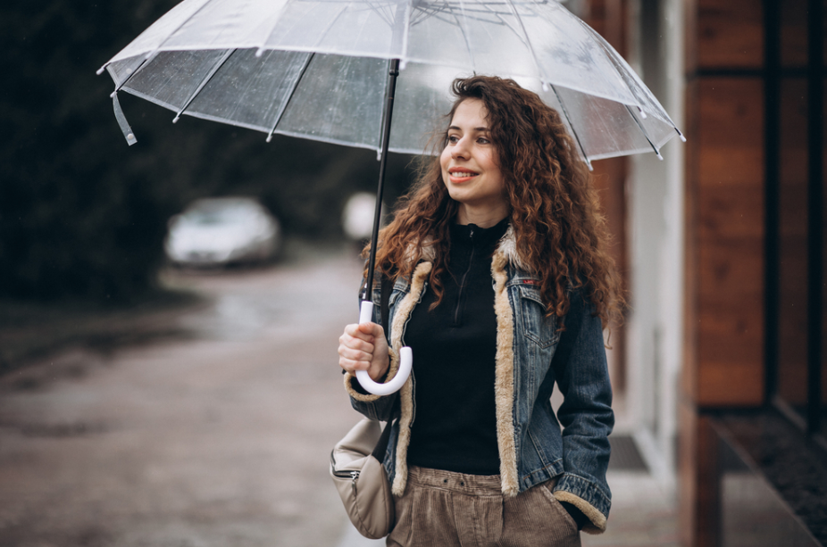 7 Outfit Di Musim Hujan yang Menghangatkan Sekaligus Stylish