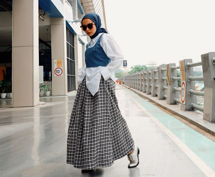 5 Tips Memakai Maxi Skirt Agar Terlihat Fashionable