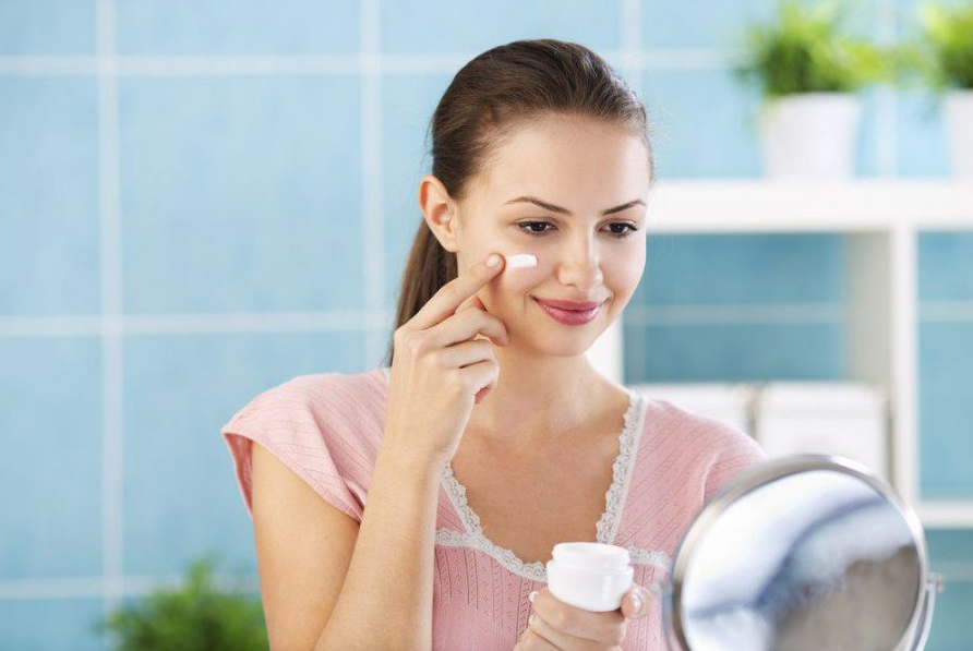 6 Cara Menetralkan Kulit Wajah Jika Ingin Mengganti Skincare