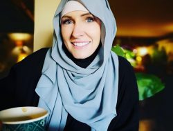 Ajak Teman Keluar dari Islam, Wanita Amerika ini Justru Jadi Mualaf