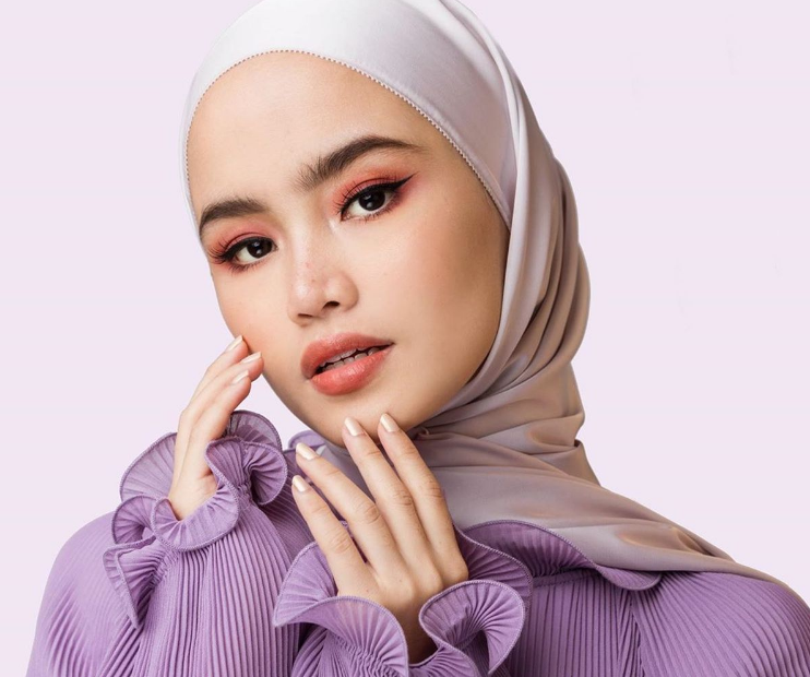 7 Warna Hijab untuk Baju Ungu, Bikin Kamu Tampil Memesona